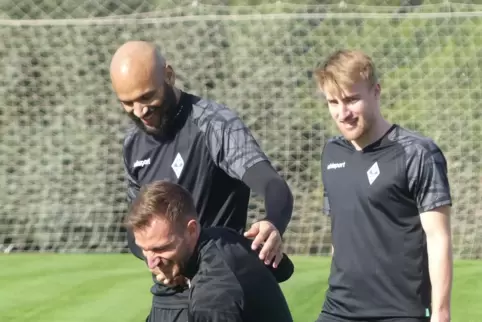 Im Kreis der neuen Kollegen: Terrence Boyd (links) mit Fridolin Wagner (rechts) und Pascal Sohm (unten).