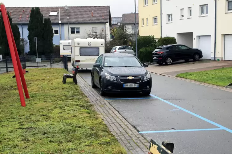 Ein Geschäftsmann aus Hamburg hat in der Straße Parkplätze vermietet. 