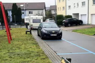 Ein Geschäftsmann aus Hamburg hat in der Straße Parkplätze vermietet.