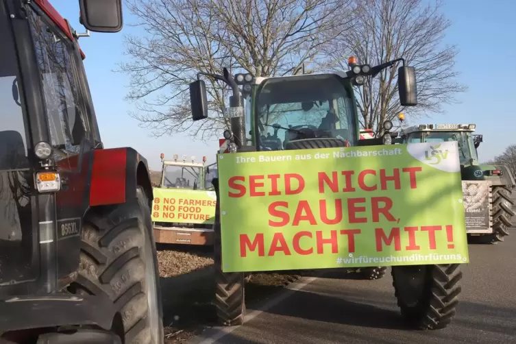 Die Bauern protestieren und rufen dazu auf, sich ihnen anzuschließen.