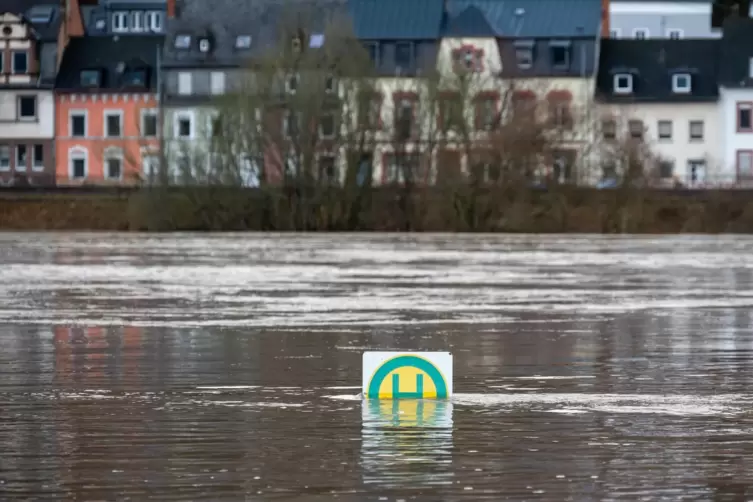 Der Pegelstand der Mosel in Trier dürfte sich bis zum Besuch von OB Meyer und seinem Kämmerer bei der Aufsichtsbehörde wieder no