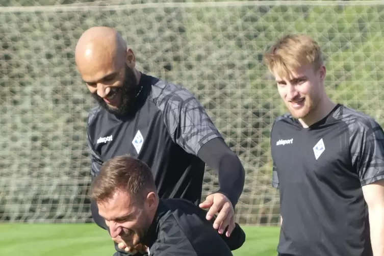 Terrence Boyd (oben links) mit seinen neuen Kollegen im Waldhof-Trainingslager in der Türkei. 