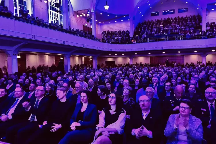 Bis zum letzten Platz gefüllt: die Festhalle in Landau. 