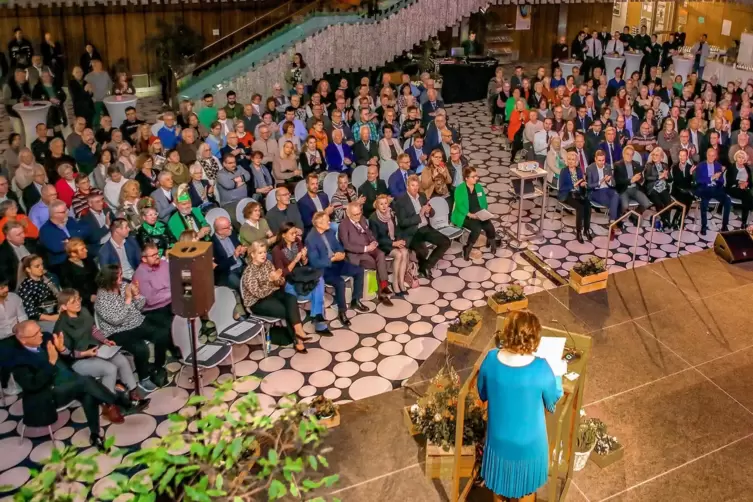 Voll besetzt war die Aula des Schulzentrums, im Vordergund auf der Bühne Ilona Volk. 