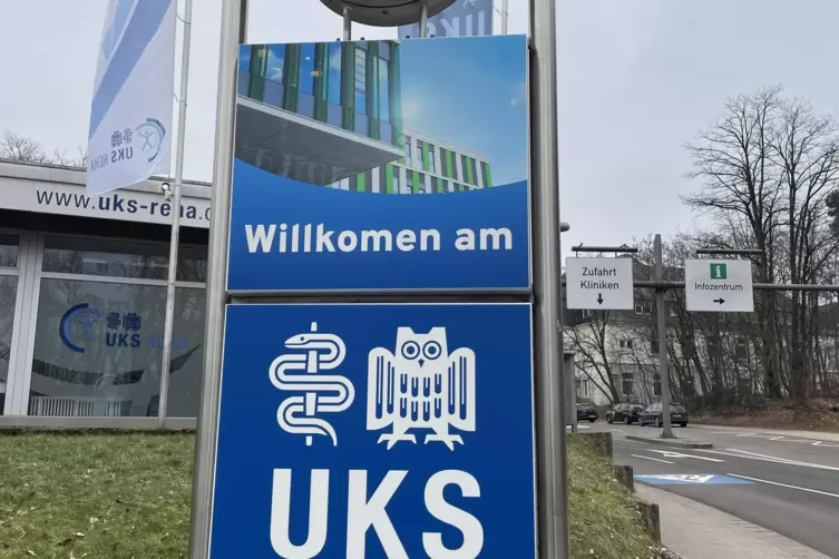 Bei der Produktion des Begrüßungsschildes der Homburger Uniklinik ist das zweite „M“ abhandengekommen. Deshalb steht auf dem Sch