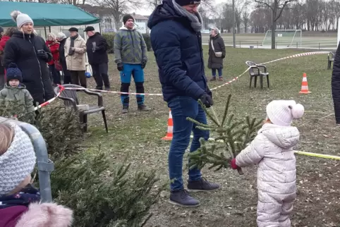 Mit der Tannenspitze: Auch für Teilnehmer ab drei Jahren gab es am Sonntag in Eppstein das passende Wurfobjekt. 