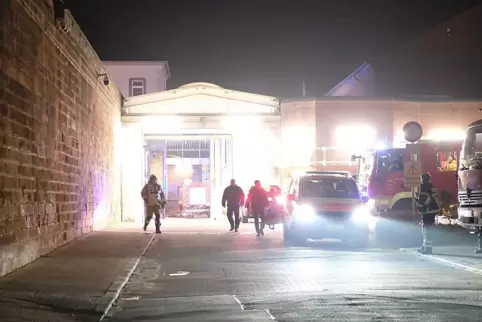 Feuerwehr und Rettungswagen sind am Sonntag in die JVA ausgerückt, wo bei einem Zellenbrand eine Frau verletzt wurde. 