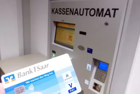 Noch akzeptiert der Kassenautomat im Max1 nicht jede Bankkarte. Hier eine Debitkarte mit dem Logo-Aufdruck („Co-Badge“) V-Pay, d