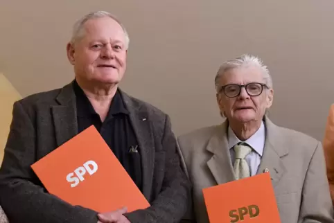 Treue Genossen: Bereits 40 Jahre gehört Gerd Otto (links) der SPD an. Volker Walter erhielt gar die Erhenurkunde für 50-jährige 