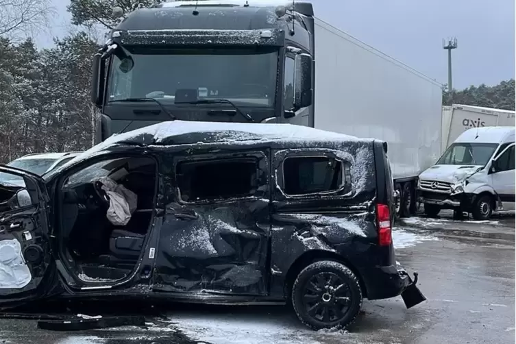 An der Unfallstelle bei Enkenbach: Im Einsatz waren vor allem Wehrleute aus dem Leiningerland. 