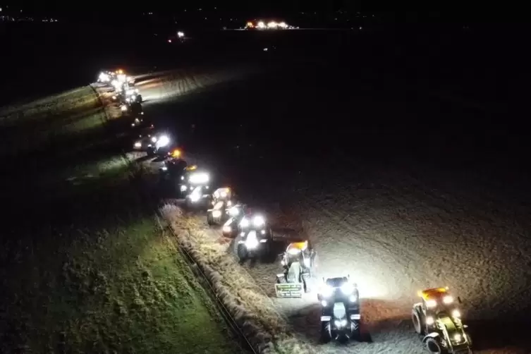 Die Donnersberger Landwirte wollten mit ihrer Aktion den am Montag in Berlin demonstrierenden Kollegen den Rücken stärken.