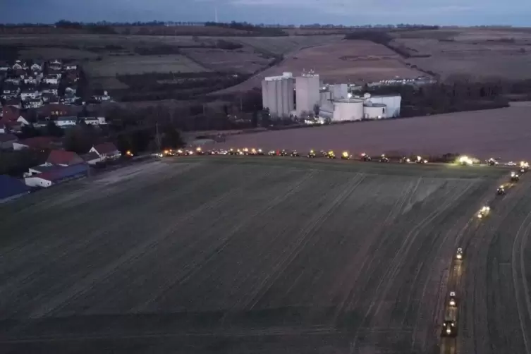 In der Dämmerung hatten sich rund 75 Landwirte und Winzer mit ihren Traktoren auf den Weg zum Hungerberg gemacht. Die Teilnehmer