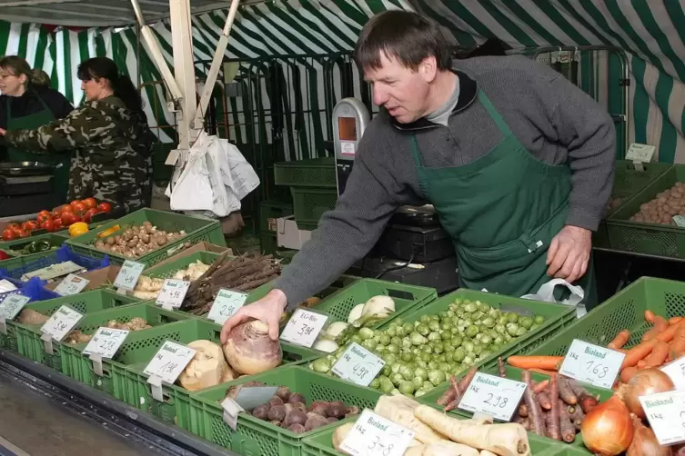 Ein bekanntes Gesicht auf dem Wochenmarkt: Obst und Gemüsehändler Stefan Denis ist im November gestorben, sein Stand wird jetzt 