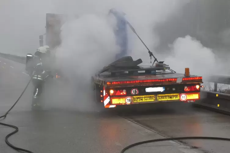 Auf der A6 in Höhe von Enkenbach-Alsenborn ist am Mittwoch ein Lkw in Brand geraten. 