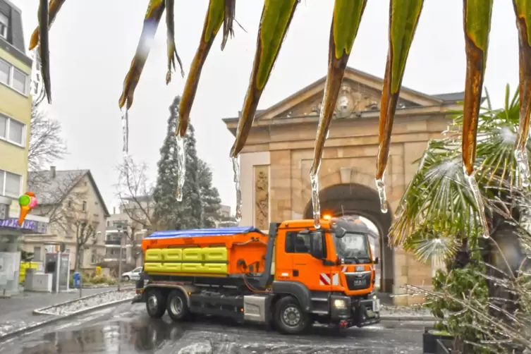 Eisglätte: Während die Hauptstraßen in Frankenthal dank des Winterdiensts frei sind, ist es in manchen Seitenstraßen und auf den