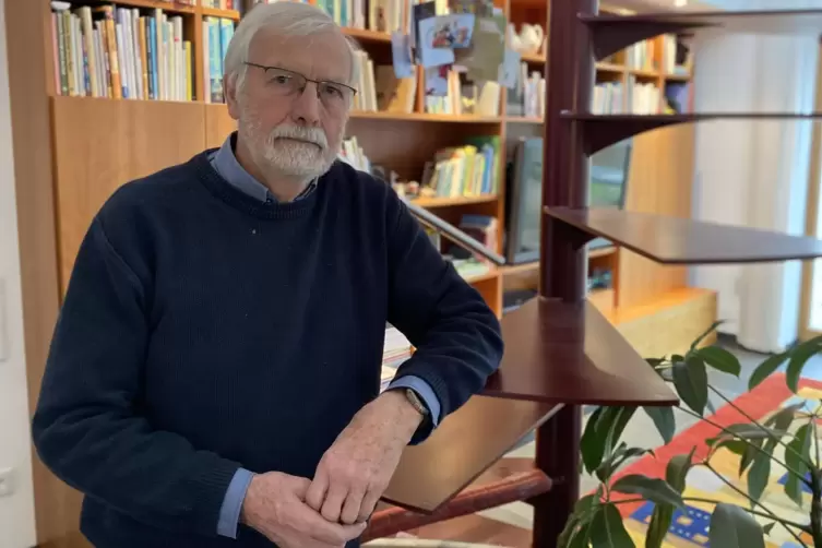 Richard Weißmann in seinem selbst geplantem Passivhaus in Großkarlbach. 