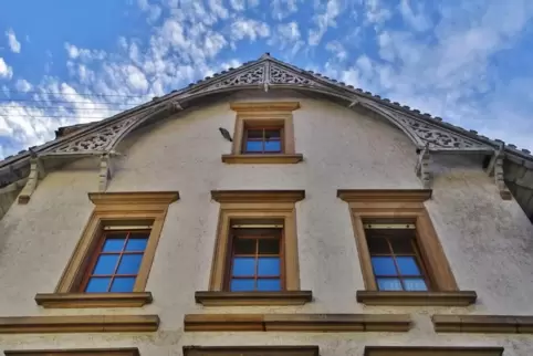 Das Wohnhaus im Schweizer-Stil an der Westseite der St. Salvatorkirche in Kallstadt 