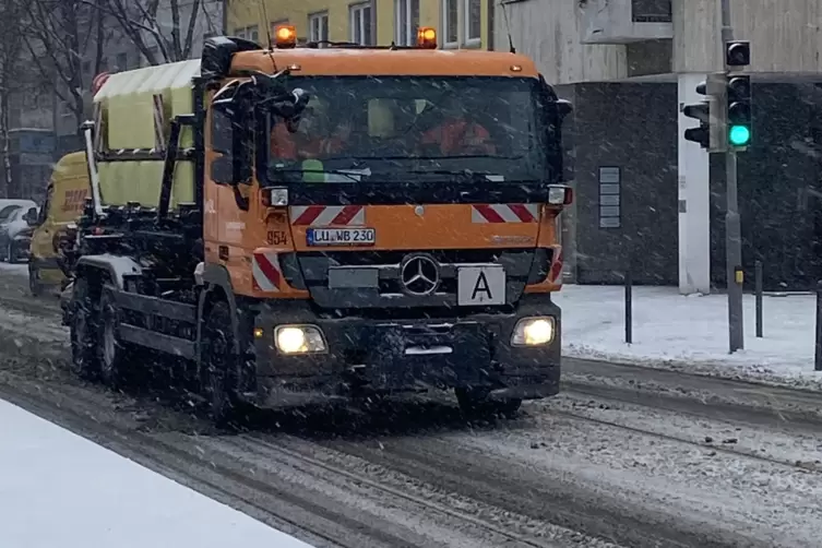 Auch am Pfalzbau: Der Winterdienst streute ab 3 Uhr nachts.