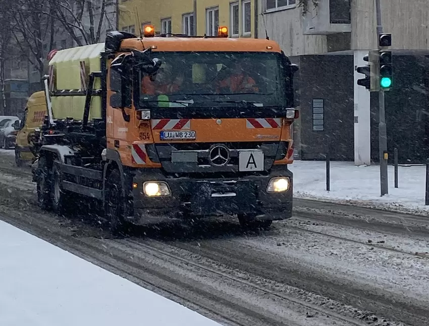 Auch am Pfalzbau: Der Winterdienst streute ab 3 Uhr nachts.