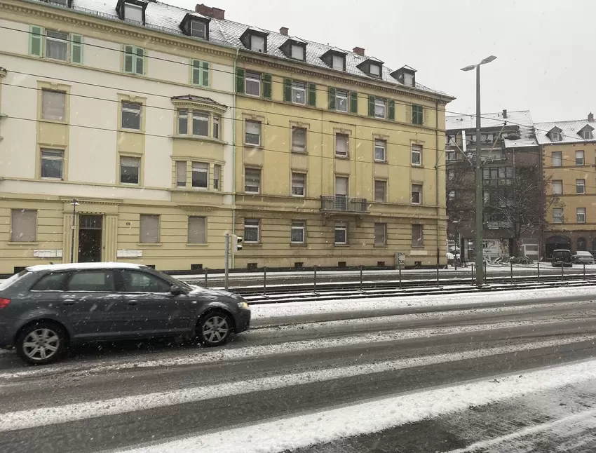 Rutschpartie: Auf der Saarlandstraße lag Schneematsch.