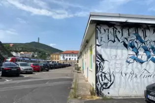 Aktuell noch ein Parkplatz der Bahn: das Gelände hinter der Bundespolizei, rechts die alte Kantine.