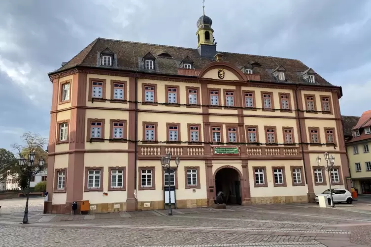 Muss saniert werden, vor allem energetisch: das Neustadter Rathaus. 