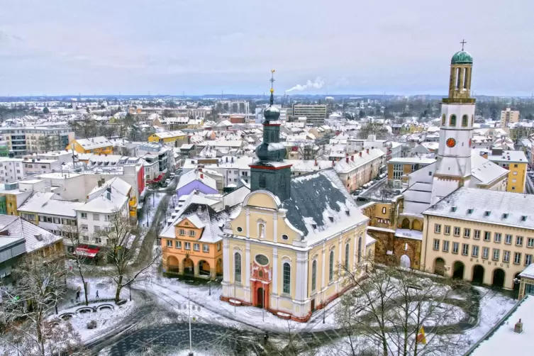 Winterliches Idyll: Der Rathausplatz von oben.