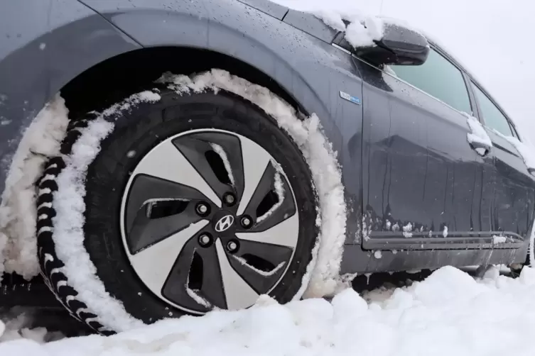 Autos und Lastwagen kämpften auf den Straßen gegen den starken Schnefall an. 