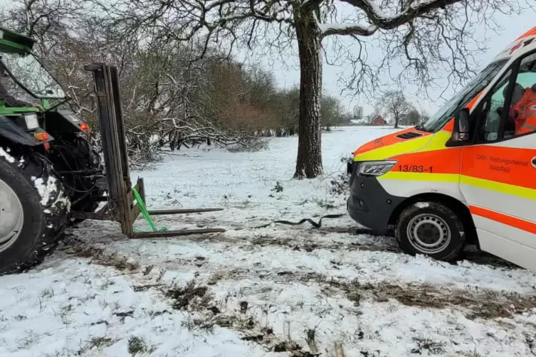 Traktor kam zur Rettung des Krankenwagens, der sich im Feld festgefahren hatte.