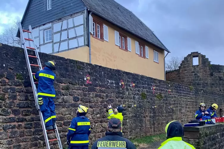 Der starke Regen beim Unwetter Anfang Januar hatte die Gustavsburg unterspült und ein Stück der Mauer zerstört. Unser Foto zeigt