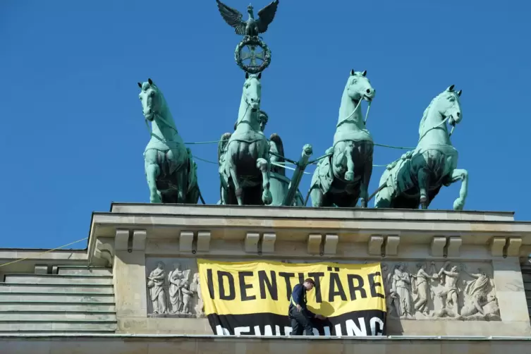 Rechtsextreme Aktivisten 2016 auf dem Brandenburger Tor.