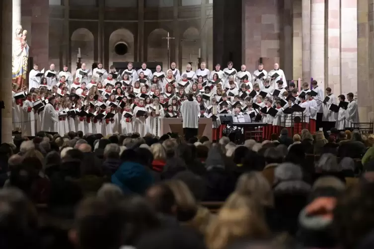 Eine große Besetzung in einem randvoll besetzten Dom: Bei Cantate Domino am zweiten Advent sangen der Domchor, der Mädchenchor a