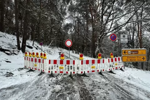 Die Stichstraße zum Kalmit-Parkplatz ist stark vereist.