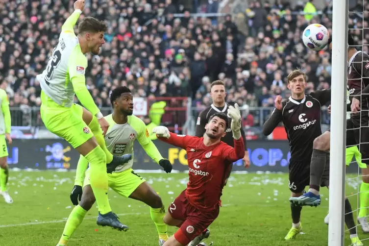 Das Ende der Dreifachchance für den FCK: Jan Elvedis Kopfball nach zweimal Aluminium rettet Manolis Saliakas auf der Linie. 