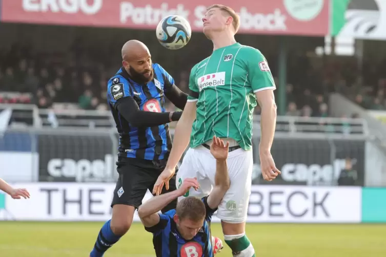 Missglückte Premiere:Terrence Boyd (links) trug erstmals in einem Pflichtspiel das Jersey des SV Waldhof. 