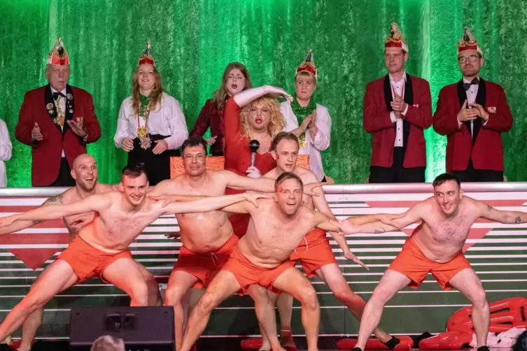 Bonnie Tyler trifft Baywatch: Die Kumbalas, das Männerballett der KUM, scheute sich nicht, das johlende Publikum mit einem klein