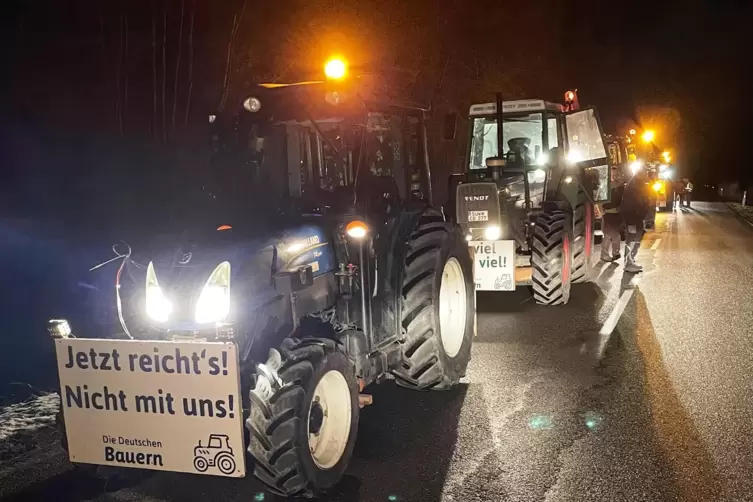 In aller Frühe trafen sich die Bauern bei Kandel. 