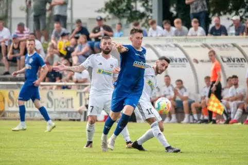 Kubilay Sahin (rechts, Spiel in Herxheim) hat beim FC Kandel die meisten Einsatzminuten. 