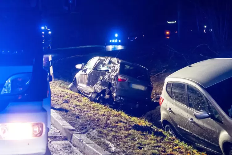 Trotz einer Außentemperatur von plus fünf Grad war die L386 am frühen Dienstagmorgen an manchen Stellen spiegelglatt. Deshalb is