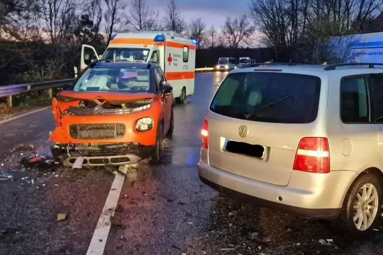 Bei dem Frontalzusammenstoß wurden die Fahrer beider Fahrzeuge leicht verletzt. 