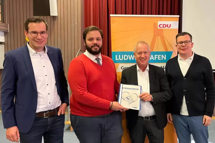 Alexander Weih (links) und Ioannis Samoladas übergeben das Papier an Peter Uebel und CDU-Chef Torbjörn Kartes (rechts).