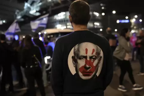 An Netanjahus Händen klebt das Blut der Geiseln, meint dieser Demonstrant.