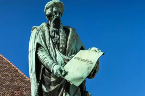 Mit ihm fing es an: Statue des Buchdruck-Erfinders Gutenberg auf dem nach ihm benannten Platz.