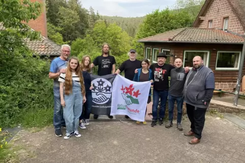 Der Vorstand vorm Naturfreundehaus Elmstein, in der Mitte mit Mütze Vorsitzender Stefan Riedel.