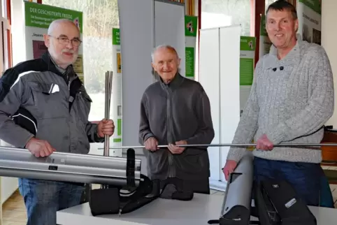 Gerhard Jung, Josef Wintringer und Stefan Weißbrodt (von links) bauen die Wanderausstellung "Der gescheiterte Friede" im protest