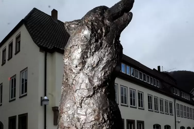 Werke von Erich Koch sind vielerorts zu finden. Unser Bild entstand 2009 auf dem Marktplatz Wolfstein. Die Wolf-Skulptur stammt 