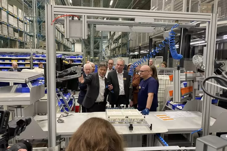 Wirtschaftsminister Robert Habeck (links) bei Hager in Blieskastel an einem Arbeitsplatz, an dem der Zusammenbau der Zählerkäste