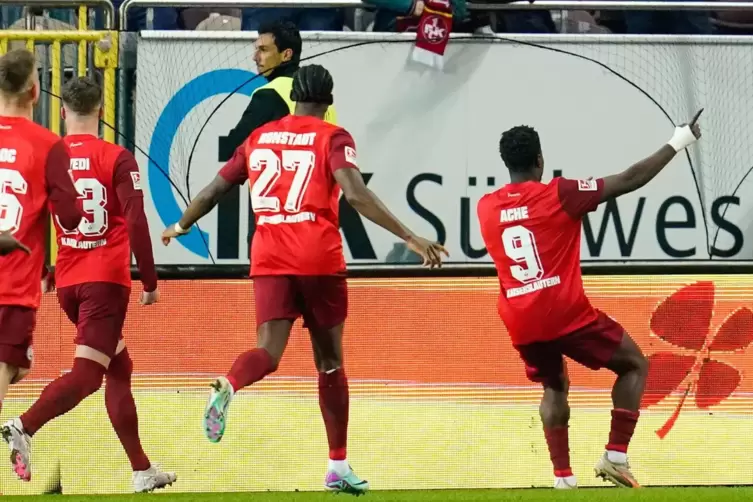 Der für den FCK hoffnungsvolle Auftakt: Ragnar Ache (rechts) jubelt nach seinem Treffer zum 1:0. 