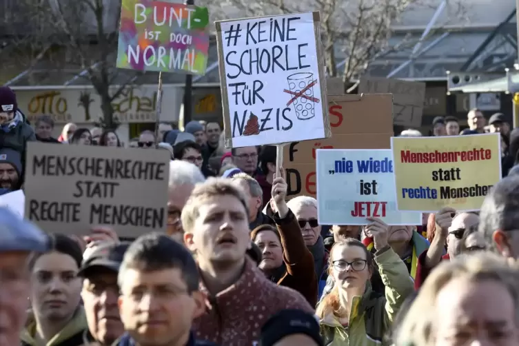 „Nie wieder ist jetzt“: Zu der Kundgebung am Samstag hatte das Bündnis gegen Rechtsextremismus und Rassismus aufgerufen.