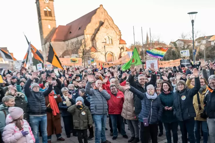 Gemeinsam gegen Rechts: Hunderte Menschen kamen auf dem Eisenberger Wochenmarktplatz zusammen, um friedlich gegen Extremismus zu